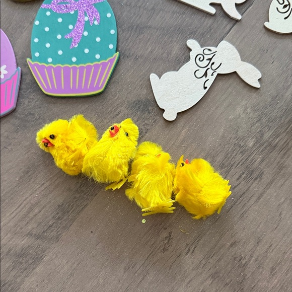 Assorted Easter Decorations - Picture 7 of 13